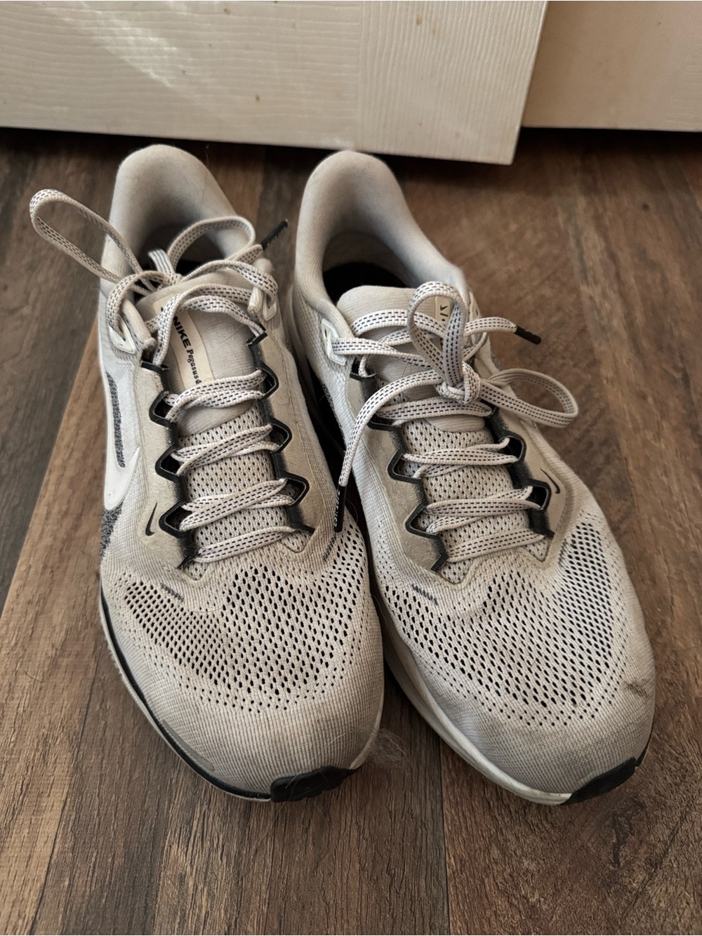 Nike Women’s Pegasus Light Gray Athletic Running Shoes Sneakers Size 8.5
